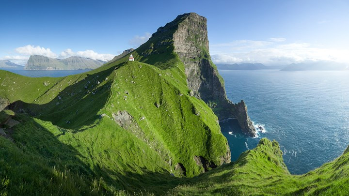 Sống tách biệt với thế giới bên ngoài với đồng xanh và tiếng sóng biển.