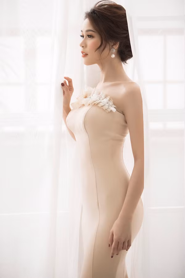  Sở hữu vẻ đẹp ngọt ngào cùng làn da trắng, Sam ưu tiên chọn những thiết kế mang tông màu nhẹ nhàng như trắng, đen, beige...