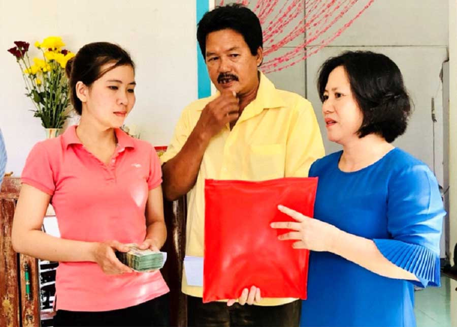 Giám đốc Công ty cổ phần Thương mại và Xây dựng Chiến Thắng tại Cần Thơ trao tiền bồi thường bảo hiểm theo hợp đồng với Prudential cho gia đình nhân viên gặp rủi ro. Giám đốc Công ty cổ phần Thương mại và Xây dựng Chiến Thắng tại Cần Thơ trao tiền bồi thường bảo hiểm theo hợp đồng với Prudential cho gia đình nhân viên gặp rủi ro.