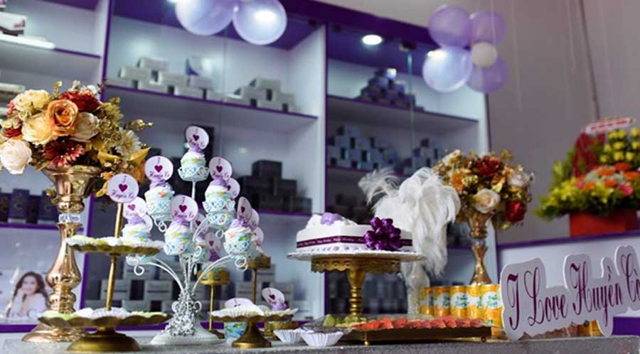 Showroom được trang trí với tông màu tím làm chủ đạo toát lên sự sang trọng và đầy đẳng cấp tại 60 Lê Duẩn-TP. Pleiku-tỉnh Gia Lai,