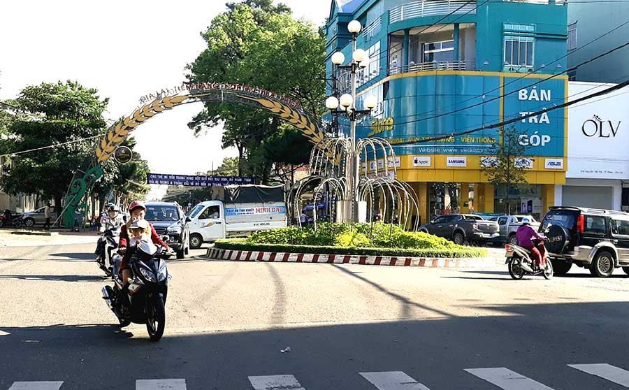 Trên địa bàn tỉnh hiện có hơn 824 ngàn phương tiện các loại, trong đó có hơn 45 ngàn ô tô, hơn 778 ngàn xe máy.
