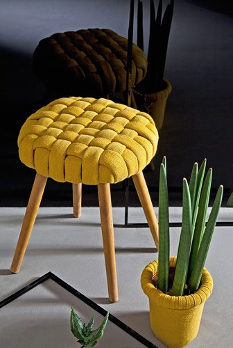 Sử dụng những chiếc mũ, áo len không dùng đến để lót ghế hoặc chậu hoa.