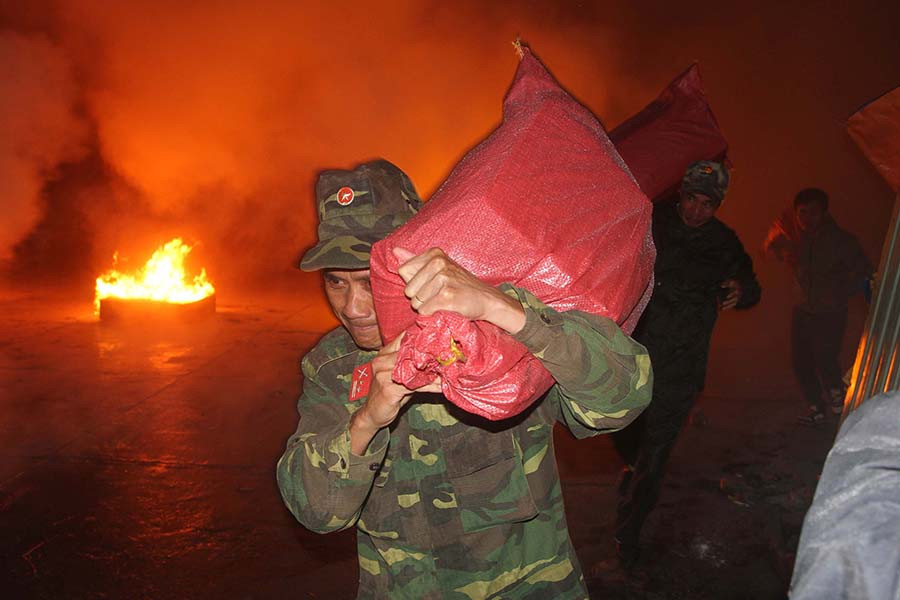 Diễn tập chữa cháy tại chợ huyện Đak Đoa tối 19-7-2018. Ảnh: L.V.N Diễn tập chữa cháy tại chợ huyện Đak Đoa tối 19-7-2018. Ảnh: L.V.N