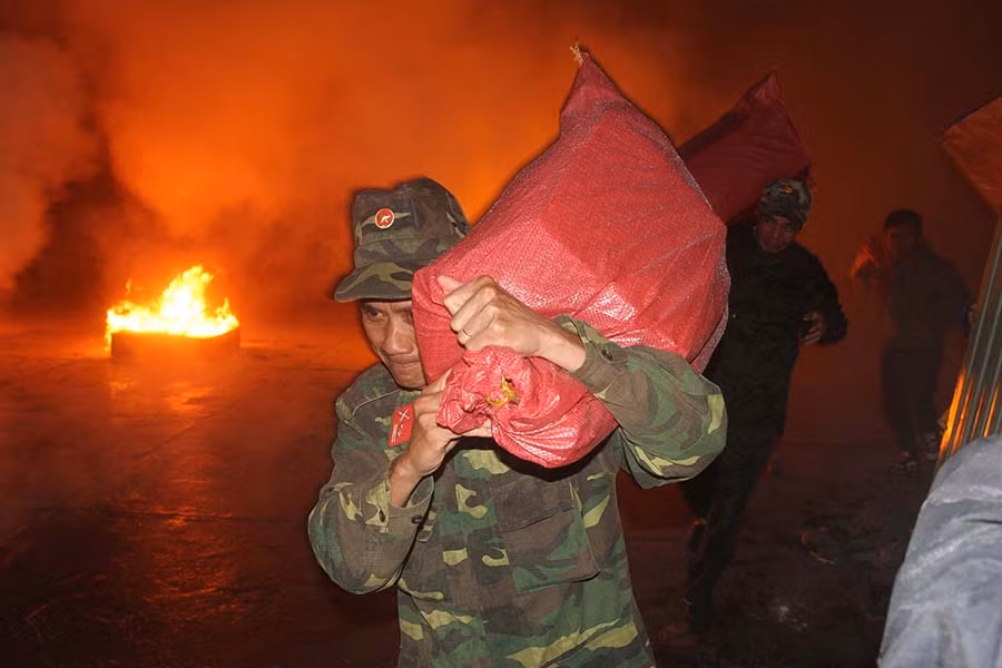 Diễn tập chữa cháy tại chợ huyện Đak Đoa tối 19-7-2018. Ảnh: L.V.N