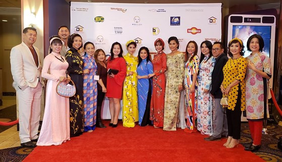 Ekip thực hiện Cô ba Sài Gòn và các khách mời tại buổi công chiếu