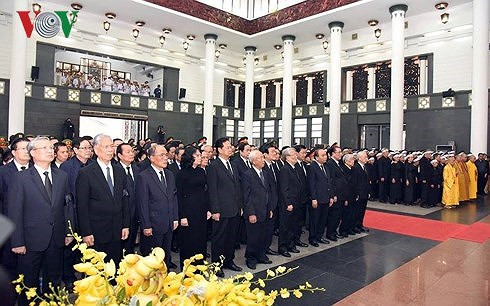 Các đồng chí lãnh đạo Đảng, Nhà nước và nguyên lãnh đạo Đảng, Nhà nước dự lễ truy điệu nguyên Tổng Bí thư Đỗ Mười