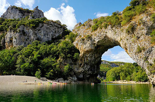 Kỳ quan Pont d'Arc in Ardeche Gorge ở Pháp. Ảnh: Alamy.