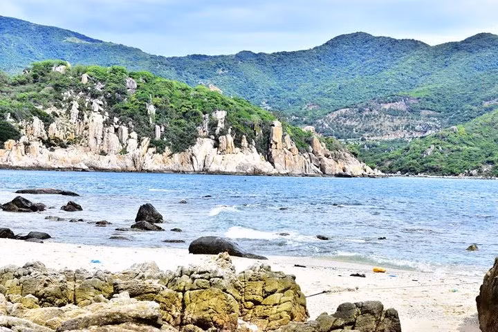 Các đảo thuộc vịnh Vĩnh Hy có nhiều bãi tắm còn ít dấu chân người, cát trải dài trắng mịn. Cuộc sống ở Vĩnh Hy còn khá êm đềm ngoài những hộ dân sống chủ yếu bằng nghề đánh bắt hải sản thì số còn lại chạy tàu hoặc kinh doanh du lịch