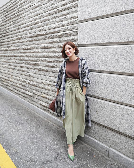 Áo sơ mi được sử dụng như một kiểu áo choàng để phối hợp áo thun cổ trụ, quần ống rộng lưng cao. Áo sơ mi được sử dụng như một kiểu áo choàng để phối hợp áo thun cổ trụ, quần ống rộng lưng cao.