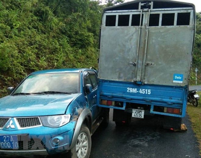 Hiện trường vụ va chạm giữa xe tải mang biển kiểm sát 29M-4515 khi cố tình bỏ chạy đã va quệt với xe công vụ của lực lượng kiểm lâm. (Ảnh: Xuân Tiến/TTXVN) Hiện trường vụ va chạm giữa xe tải mang biển kiểm sát 29M-4515 khi cố tình bỏ chạy đã va quệt với xe công vụ của lực lượng kiểm lâm. (Ảnh: Xuân Tiến/TTXVN)