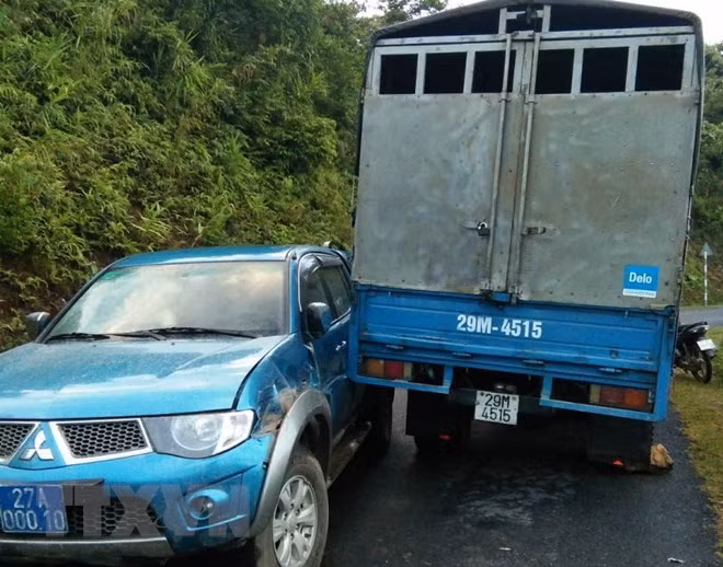  Hiện trường vụ va chạm giữa xe tải mang biển kiểm sát 29M-4515 khi cố tình bỏ chạy đã va quệt với xe công vụ của lực lượng kiểm lâm. (Ảnh: Xuân Tiến/TTXVN)