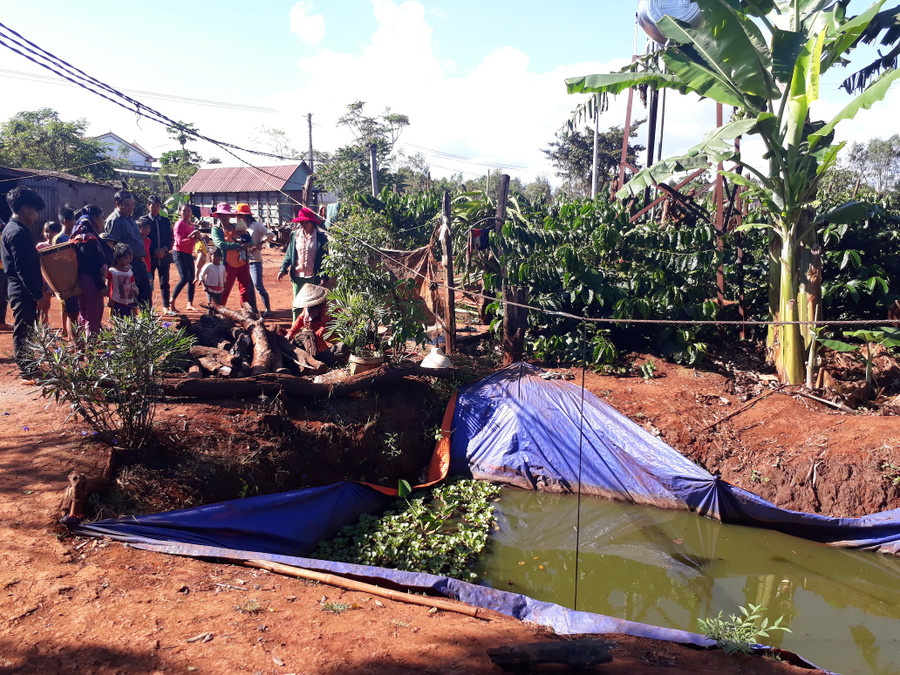 Người dân tập trung quanh bể nước cháu Đinh Nguyên bị đuối nước. Ảnh: Hào Dung