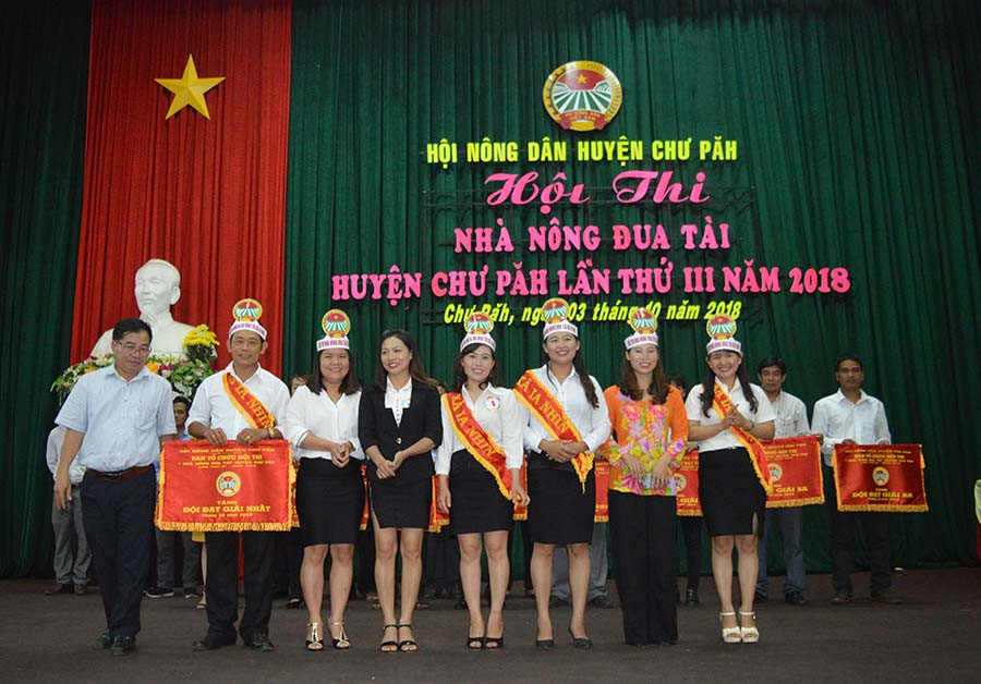 Trao giải cho các đội xuất sắc tại hội thi. Ảnh: Đinh Yến