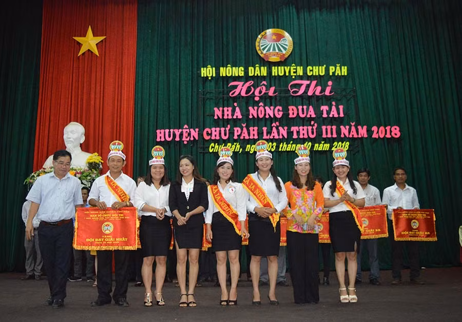 Trao giải cho các đội xuất sắc tại hội thi. Ảnh: Đinh Yến