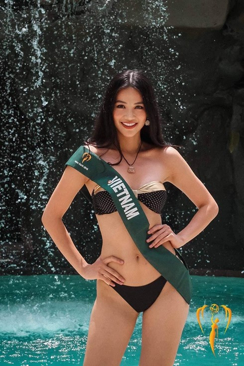 Nguyễn Phương Khánh đã đoạt giải Bạc trong phần thi bikini theo nhóm tại cuộc thi Miss Earth 2018. 