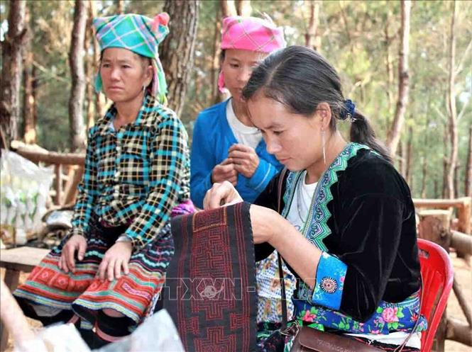  Bà con dân tộc Mông mang sản phẩm thổ cẩm tự tay làm để phục vụ du khách. 