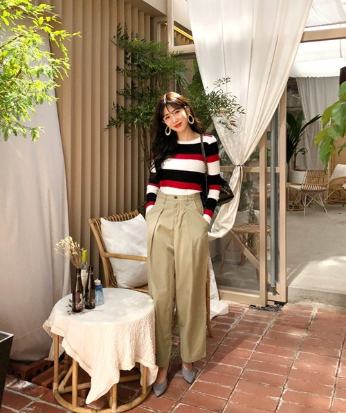  Chân váy dáng dài hay quần cạp cao ống rộng đều dễ bề phối với áo len kẻ vì chúng vốn đã rất gọn gàng, tôn dáng.