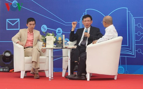 Các diễn giả thông tin về Cách mạng công nghiệp lần thứ Tư. Các diễn giả thông tin về Cách mạng công nghiệp lần thứ Tư.