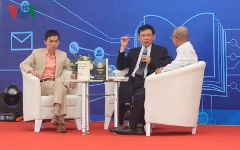 Các diễn giả thông tin về Cách mạng công nghiệp lần thứ Tư.