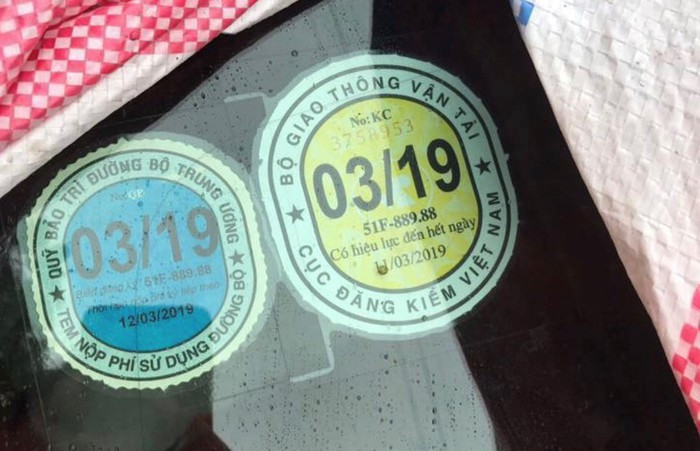 Tem đăng kiểm để lộ biển số được cho là siêu xe Ferrari của Tuấn Hưng. Ảnh: Quang Sáng.