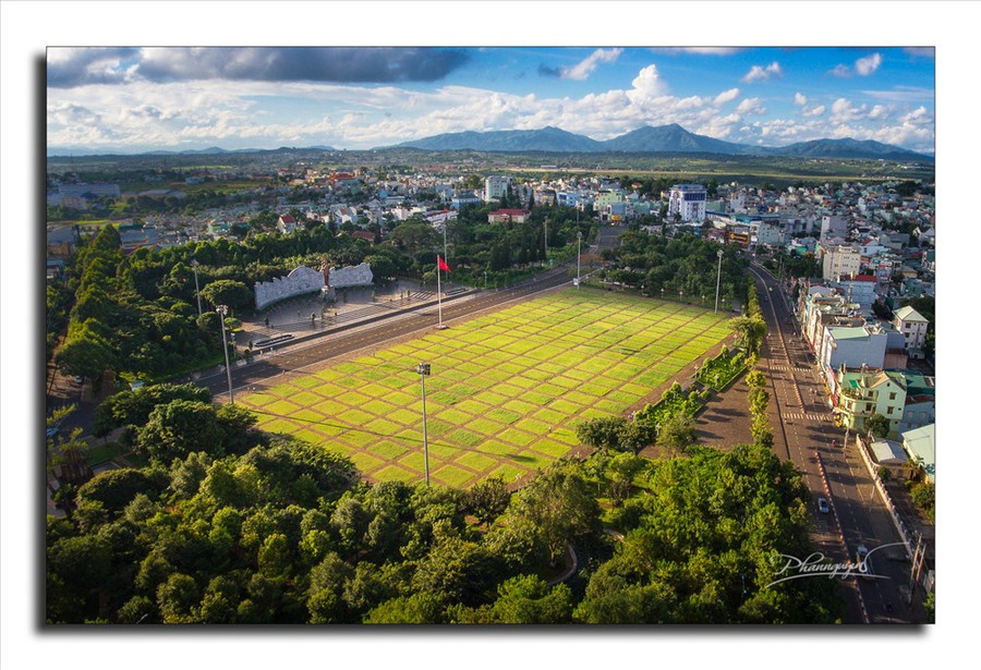  Cầu treo Phan Đình Phùng, Sân vận động thành phố và quảng trường Đahi đoàn kết 