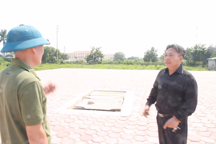 Ông Nguyễn Duy Yên (bên phải) cùng anh em họ hàng kiểm tra các công việc cuối cùng ở khu đất sẽ an táng cố Tổng bí thư Đỗ Mười