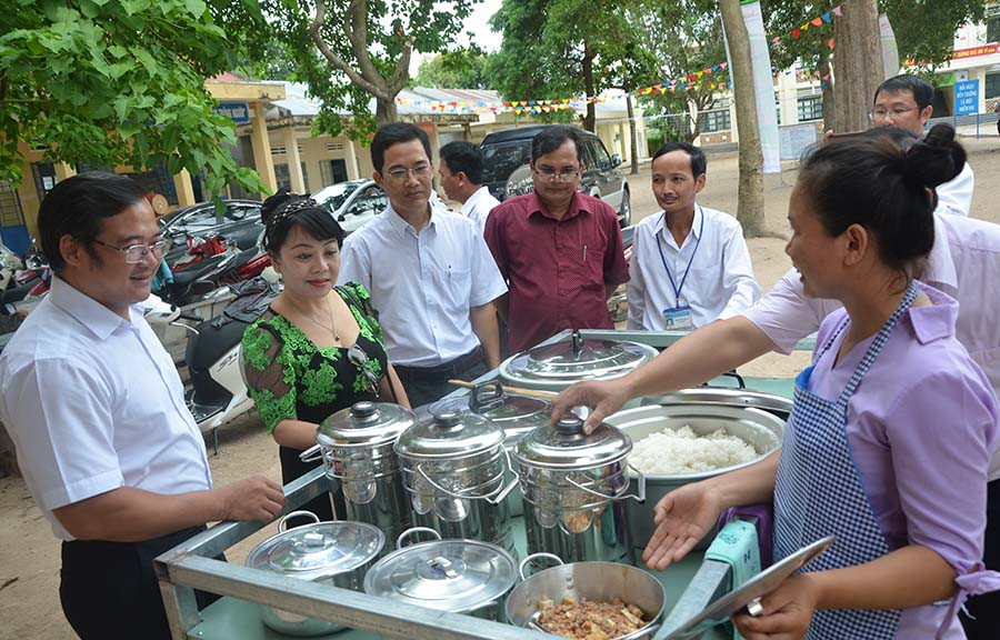 Chuẩn bị cơm có thịt chô học sinh. Đức Phương