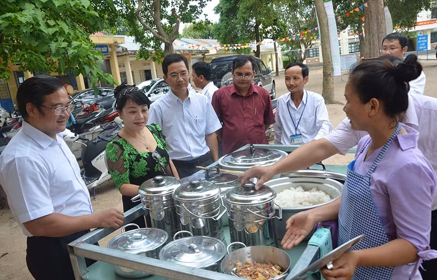 Chuẩn bị cơm có thịt chô học sinh. Đức Phương