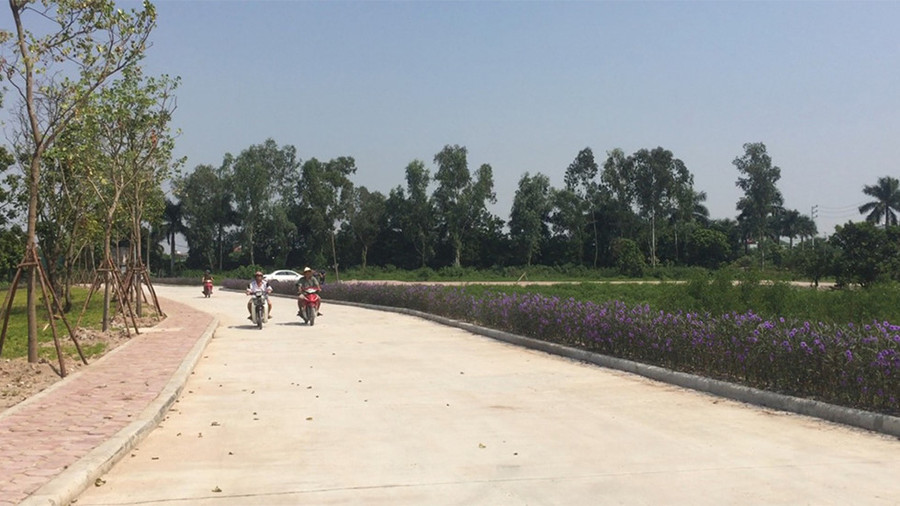 Đường vào khu mộ đã được đổ bê tông sạch sẽ