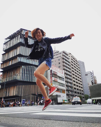 Tương tự như Duke Nguyễn, Quỳnh Giao (từ TP HCM) cũng chọn Galaxy Note9 và bút S Pen điều khiển từ xa để ghi lại vẻ đẹp của đường phố Nhật Bản. Việc điều khiển điện thoại bằng bút S Pen giúp cô có thể chủ động chọn thời điểm chụp hình thích hợp, đồng thời dễ dàng tạo dáng mà không gặp trở ngại. Với bút S Pen, Quỳnh Giao cho biết cô không còn phải loay hoay chỉnh dáng mà vẫn chớp đúng thời điểm dòng người qua lại liên tục ở giao lộ Shibuya (giao lộ nhộn nhịp nhất Tokyo). Tương tự như Duke Nguyễn, Quỳnh Giao (từ TP HCM) cũng chọn Galaxy Note9 và bút S Pen điều khiển từ xa để ghi lại vẻ đẹp của đường phố Nhật Bản. Việc điều khiển điện thoại bằng bút S Pen giúp cô có thể chủ động chọn thời điểm chụp hình thích hợp, đồng thời dễ dàng tạo dáng mà không gặp trở ngại. Với bút S Pen, Quỳnh Giao cho biết cô không còn phải loay hoay chỉnh dáng mà vẫn chớp đúng thời điểm dòng người qua lại liên tục ở giao lộ Shibuya (giao lộ nhộn nhịp nhất Tokyo).