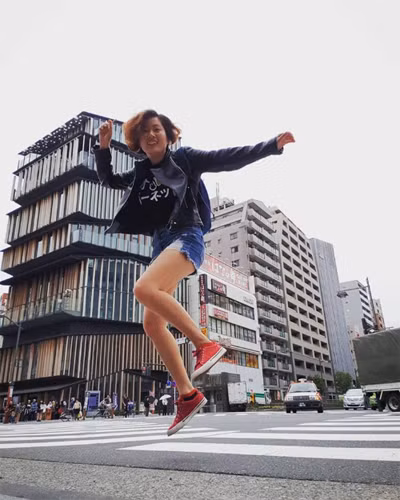 Tương tự như Duke Nguyễn, Quỳnh Giao (từ TP HCM) cũng chọn Galaxy Note9 và bút S Pen điều khiển từ xa để ghi lại vẻ đẹp của đường phố Nhật Bản. Việc điều khiển điện thoại bằng bút S Pen giúp cô có thể chủ động chọn thời điểm chụp hình thích hợp, đồng thời dễ dàng tạo dáng mà không gặp trở ngại. Với bút S Pen, Quỳnh Giao cho biết cô không còn phải loay hoay chỉnh dáng mà vẫn chớp đúng thời điểm dòng người qua lại liên tục ở giao lộ Shibuya (giao lộ nhộn nhịp nhất Tokyo).