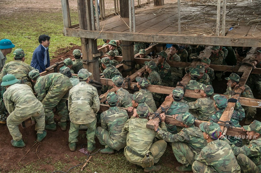 Lực lượng bộ đội được huy động để chuyển rời một ngôi nhà rông nhằm phục vụ thiết kế không gian trình diễn trong lễ hội. Ảnh: Quoc Nguyen  Lực lượng bộ đội được huy động để chuyển rời một ngôi nhà rông nhằm phục vụ thiết kế không gian trình diễn trong lễ hội. Ảnh: Quoc Nguyen