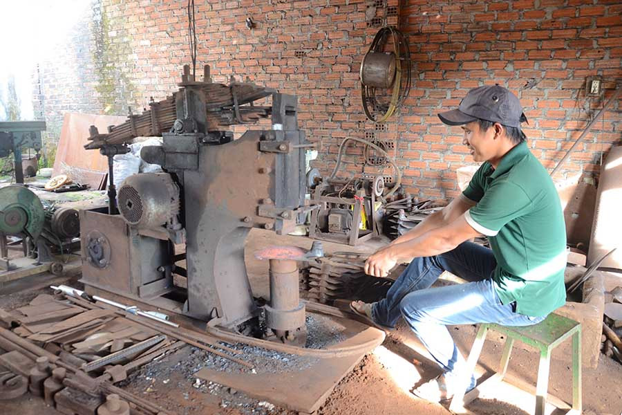  Nhiều năm phụ việc cho cha nên những kỹ thuật, bí quyết trong nghề đều được anh Trần Đình Thiểm nắm chắc. Ảnh: P.L