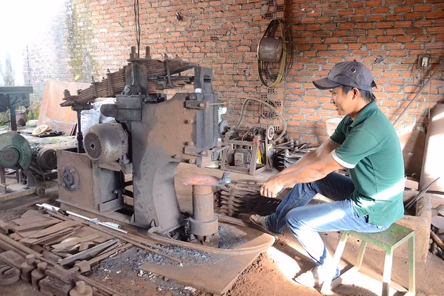  Nhiều năm phụ việc cho cha nên những kỹ thuật, bí quyết trong nghề đều được anh Trần Đình Thiểm nắm chắc. Ảnh: P.L