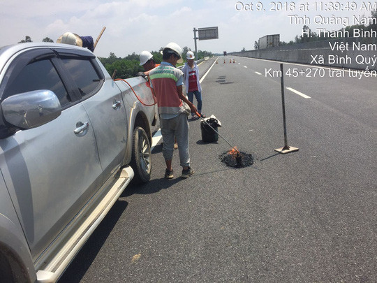 Cảnh sửa đường cao tốc Đà Nẵng - Quảng Ngãi ngày 9-10 Ảnh: ông Mai Tiến Thành cung cấp