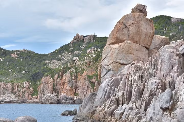 Những vách đá dựng đứng hoặc xếp chồng lên nhau do quá trình bào mòn của tự nhiên.