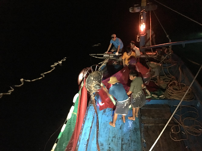 Ngư dân kéo lưới trên biển đêm