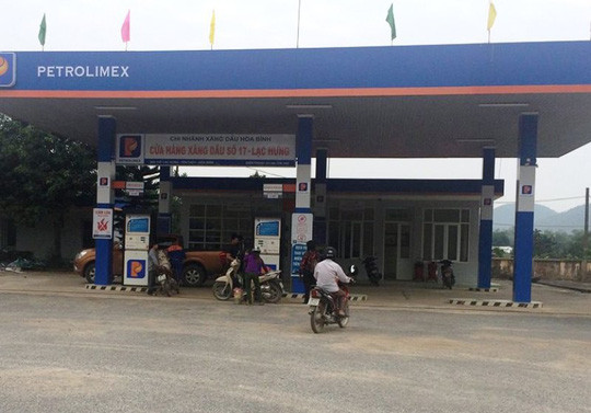 Cây xăng nơi nam thanh niên phóng xe máy tới rồi tự cứa tay chân - Ảnh: Quang Vượng