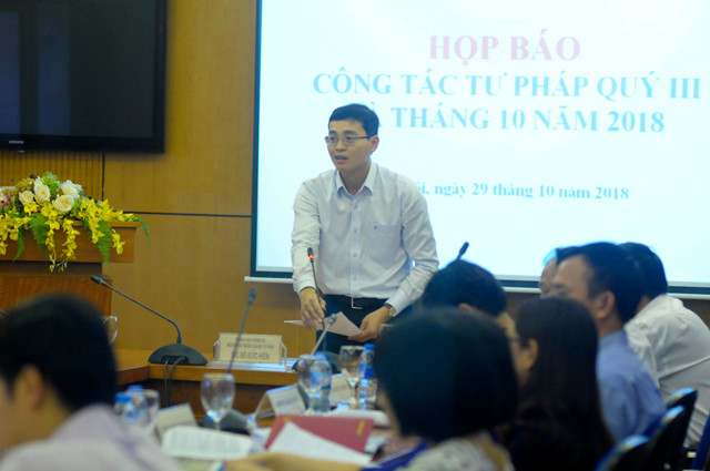 Ông Đỗ Đức Hiển - Chánh văn phòng, người phát ngôn Bộ Tư pháp trả lời báo chí tại buổi họp báo công tác Tư pháp quý 3.2018. Ảnh: T.An