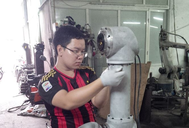 Một thành viên dự án tham gia việc lắp ghép robot 6 bậc tự do. Ảnh: TS Ðỗ Trần Thắng cung cấp Một thành viên dự án tham gia việc lắp ghép robot 6 bậc tự do. Ảnh: TS Ðỗ Trần Thắng cung cấp