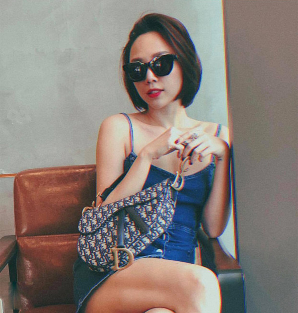 Váy siêu ngắn, váy khai thác vẻ đẹp của bờ vai thon thường xuyên được Tóc Tiên lựa chọn để phối đồ street style.