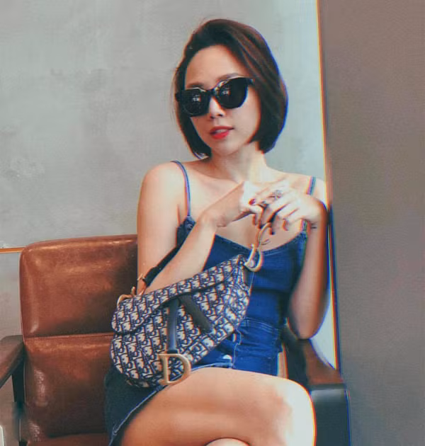 Váy siêu ngắn, váy khai thác vẻ đẹp của bờ vai thon thường xuyên được Tóc Tiên lựa chọn để phối đồ street style.