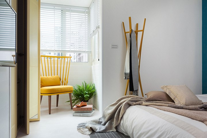 Ghế thư giãn màu vàng đặt ở góc ban công cạnh phòng ngủ. Ghế thư giãn màu vàng đặt ở góc ban công cạnh phòng ngủ.