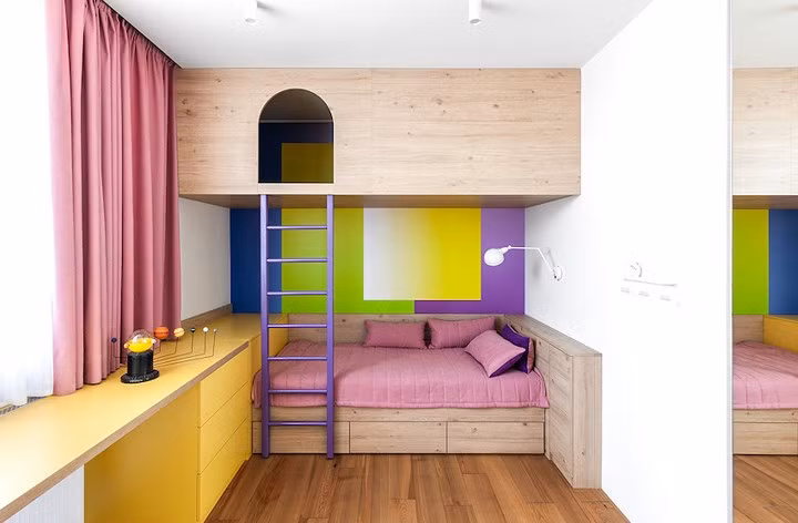 Phòng trẻ em ngập tràn sắc màu phù hợp với sở thích và tâm lý của trẻ, chiếc giường tầng hình tổ chim độc đáo.