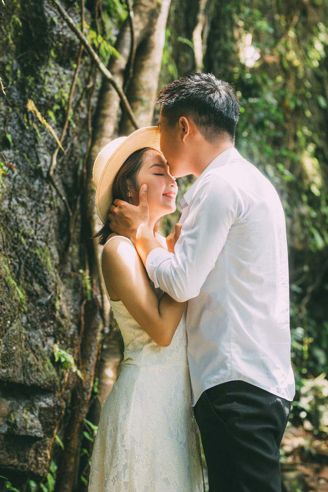 Nhắc về chuyện tình của mình, Lê Ngân không giấu nổi niềm vui mà bộc bạch: “Anh không phải là mẫu người lãng mạn, không nói những câu ngọt ngào nhưng luôn mang đến cho mình cảm giác bình yên. May mắn trong 4 năm yêu nhau tụi mình luôn được gia đình và bạn bè ủng hộ, vun vén, mong rằng tình yêu này sẽ mãi bền chặt, cả hai cùng hứa rằng tình đầu và cũng là tình cuối của nhau”. Họ chọn chụp ảnh cưới ở thác 72, nơi núi xanh mướt, nơi gió miên man thổi vào lòng người những tình cảm hồn hậu về miền đất Đăk Nông. Mạnh Cường và Lê Ngân sẽ về chung một nhà vào tháng 10 sắp tới.  Nhắc về chuyện tình của mình, Lê Ngân không giấu nổi niềm vui mà bộc bạch: “Anh không phải là mẫu người lãng mạn, không nói những câu ngọt ngào nhưng luôn mang đến cho mình cảm giác bình yên. May mắn trong 4 năm yêu nhau tụi mình luôn được gia đình và bạn bè ủng hộ, vun vén, mong rằng tình yêu này sẽ mãi bền chặt, cả hai cùng hứa rằng tình đầu và cũng là tình cuối của nhau”. Họ chọn chụp ảnh cưới ở thác 72, nơi núi xanh mướt, nơi gió miên man thổi vào lòng người những tình cảm hồn hậu về miền đất Đăk Nông. Mạnh Cường và Lê Ngân sẽ về chung một nhà vào tháng 10 sắp tới.