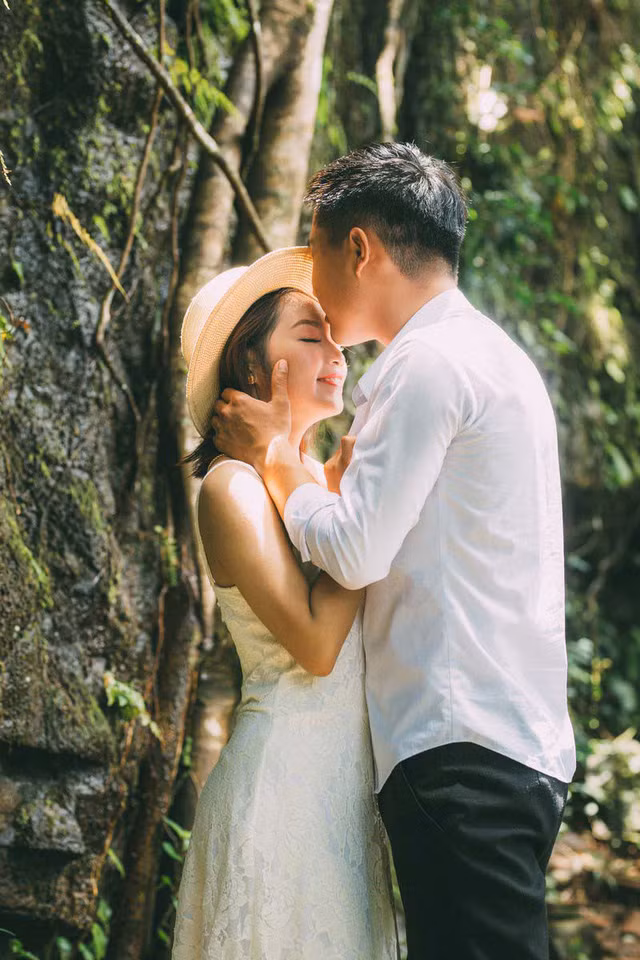  Nhắc về chuyện tình của mình, Lê Ngân không giấu nổi niềm vui mà bộc bạch: “Anh không phải là mẫu người lãng mạn, không nói những câu ngọt ngào nhưng luôn mang đến cho mình cảm giác bình yên. May mắn trong 4 năm yêu nhau tụi mình luôn được gia đình và bạn bè ủng hộ, vun vén, mong rằng tình yêu này sẽ mãi bền chặt, cả hai cùng hứa rằng tình đầu và cũng là tình cuối của nhau”. Họ chọn chụp ảnh cưới ở thác 72, nơi núi xanh mướt, nơi gió miên man thổi vào lòng người những tình cảm hồn hậu về miền đất Đăk Nông. Mạnh Cường và Lê Ngân sẽ về chung một nhà vào tháng 10 sắp tới.