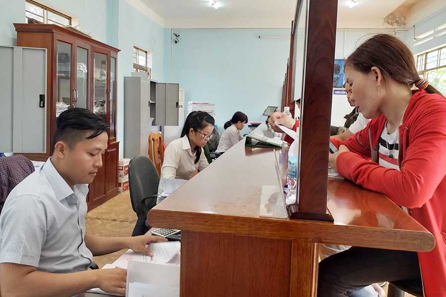  Sau khi được cấp GCNQSDĐ, nhiều hộ đã đến bộ phận một cửa Phòng Tài nguyên và Môi trường đăng ký giao dịch đảm bảo để vay vốn ngân hàng đầu tư phát triển sản xuất. Ảnh: H.T