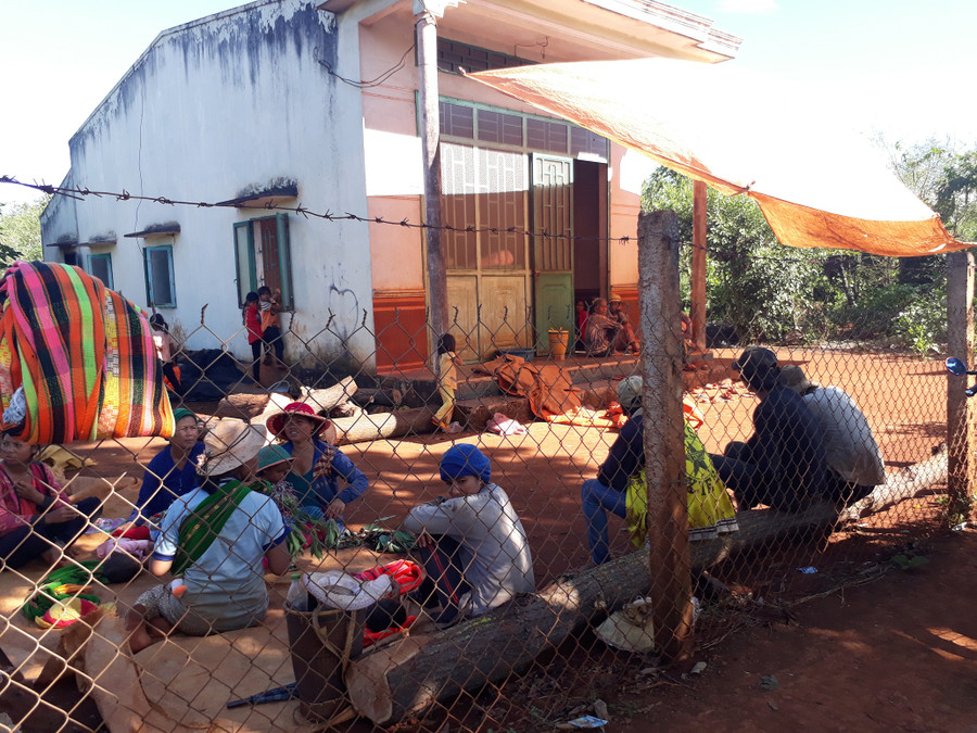  Gia đình chị Byơih đang chuẩn bị mai táng cho Đinh Nguyên. Ảnh: Hào Dung