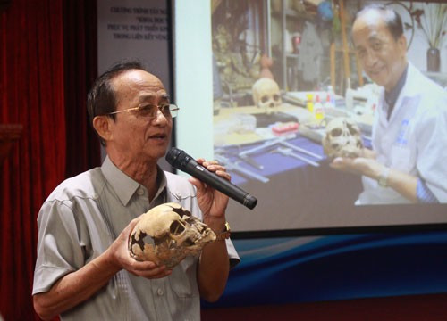 PGS-TS Nguyễn Lân Cường giới thiệu chiếc sọ bé gái 4 tuổi tìm thấy trong hang động núi lửa Krông Nô Ảnh: Như Lai  PGS-TS Nguyễn Lân Cường giới thiệu chiếc sọ bé gái 4 tuổi tìm thấy trong hang động núi lửa Krông Nô Ảnh: Như Lai