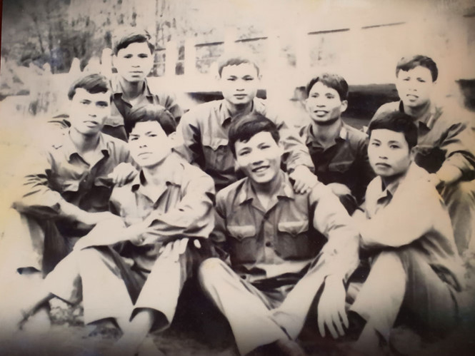 Học viên Phạm Hào Quang (thứ 2 từ phải qua, hàng đầu) chụp hình với một số đồng đội khi học Trường Sĩ quan chỉ huy kỹ thuật thông tin, cuối năm 1975 TƯ LIỆU